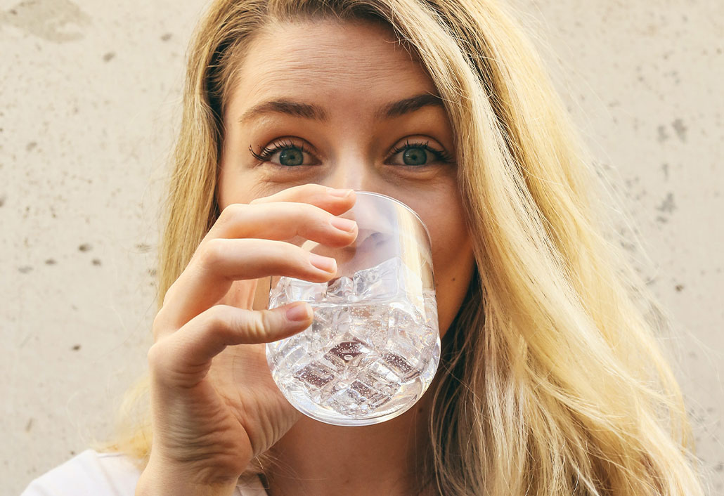 Zeggen Monument gevogelte Water drinken tegen een droge huid… Helpt dat? - Curves