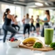 Gezonde snacks op tafel in een moderne Curves sportschool met vrouwen die circuittraining doen in een lichte, ondersteunende omgeving.
