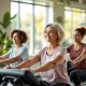 Diverse vrouwen trainen op Curves-apparatuur terwijl een coach correcte houding demonstreert in een lichte, rustgevende fitnessstudio met circuitopstelling.