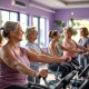 Vrouwen van middelbare leeftijd trainen samen op hydraulische apparaten in een Curves-fitnesscircuit, begeleid door een coach in een uitnodigende ruimte met paarse en turquoise accenten.