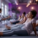 Diverse vrouwen ontspannen na hun 30-minuten training bij Curves fitness. Een vrouw strekt uit terwijl een coach anderen begeleidt in de warme, paarse trainingsruimte.