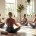 Diverse vrouwen volgen een ontspannende les op paarse Curves-matten in een lichte fitnessstudio, begeleid door een coach in Curves-sportkleding.