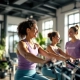 Diverse vrouwen trainen op hydraulische apparatuur in lichte, moderne fitnessruimte voor vrouwen. Coach biedt begeleiding bij 30-minuten circuittraining in ontspannen sfeer.