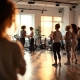 Vrouwen van diverse leeftijden trainen aan hydraulische fitnessapparaten in een rustige, vrouwvriendelijke sportschool met zachte verlichting.