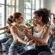 Diverse vrouwen trainen samen in lichte moderne sportschool met begeleiding van vrouwelijke trainer