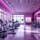 Moderne damesfitnesscentrum met paarse verlichting, hydraulische toestellen in circuit en natuurlijk licht door ramen
