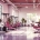Vrouwenfitnessstudio met moderne hydraulische apparatuur in cirkel, paarse accenten, natuurlijk licht door ramen