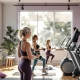 Vrouwen 45+ trainen met lichte gewichten en cardio in lichte fitnessstudio met paarse en groene accenten
