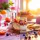 Voedingscomparatie voor vrouwen: fruit en volkoren toast links, eiwitrijke yoghurt en smoothie bowl rechts met sportuitrusting