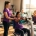 Professionele vrouwelijke fitnesscoach begeleidt diverse groep vrouwen van 30-60 jaar op hydraulische weerstandsapparatuur in moderne sportschool